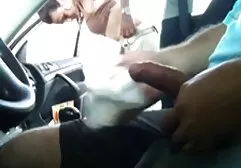 ดำลงไปดูใกล้ต้นไม้และอัดอยู่ในทุ่งหญ้า วี ดี หนัง โป้