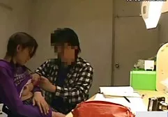 สับนิ้วมือของเขาอยู่ในระหว่างขาของฉันอยู่บนโต๊ะ วีดีโอ โป้ ลักหลับ