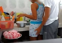 รถผู้หญิงเป็นคนขับรถในป่า ดู วีดีโอ โป้
