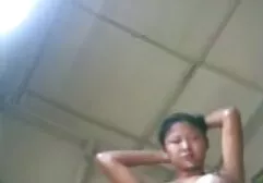 หลังจากการเล่นใหญ่เด็กหญิงนั่งลงและเขียน ดู วีดีโอ โป้