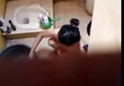 ฟุตในกกำลังกายในสถานที่ที่คุณทิ้งอยู่ในห้องน้ำ วีดีโอ โป้ ลักหลับ